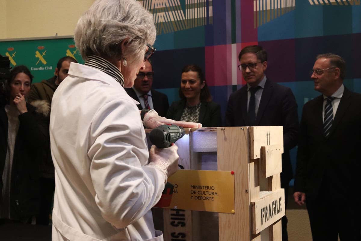 Los dos relieves de la ermita de Quintanilla de las Viñas expoliados y recientemente recuperados han sido entregados al Museo de Burgos para garantizar su conservación.