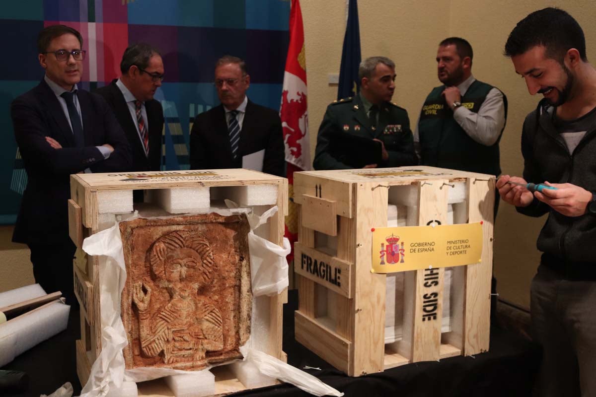 Los dos relieves de la ermita de Quintanilla de las Viñas expoliados y recientemente recuperados han sido entregados al Museo de Burgos para garantizar su conservación.
