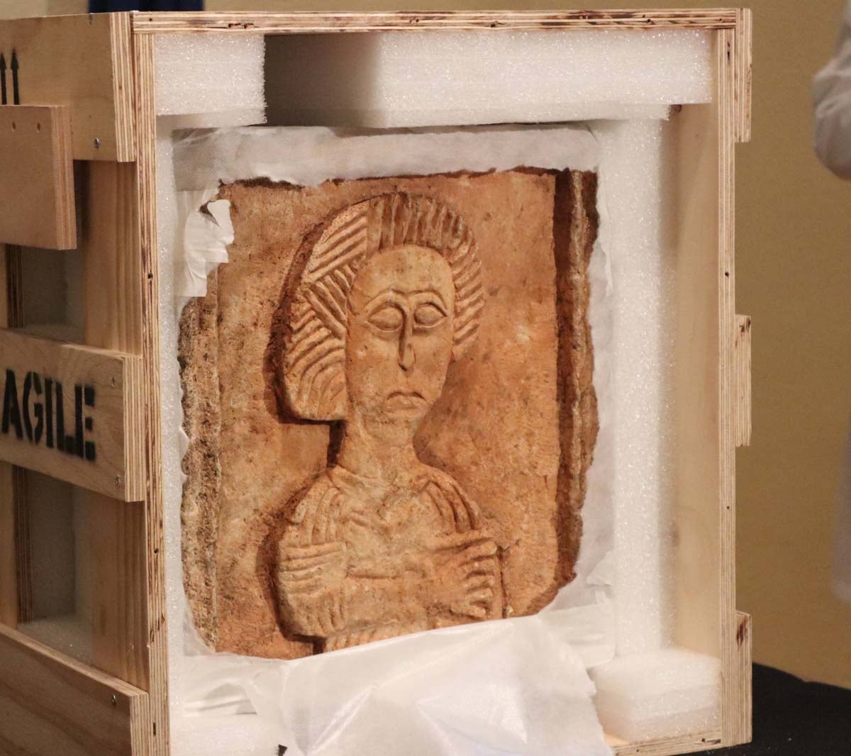 Los dos relieves de la ermita de Quintanilla de las Viñas expoliados y recientemente recuperados han sido entregados al Museo de Burgos para garantizar su conservación.