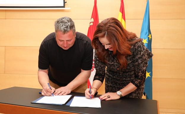 David Palacín junto a la presidenta de las Cortes y de la Fundación Villalar-Castilla y León, Silvia Clemente. 