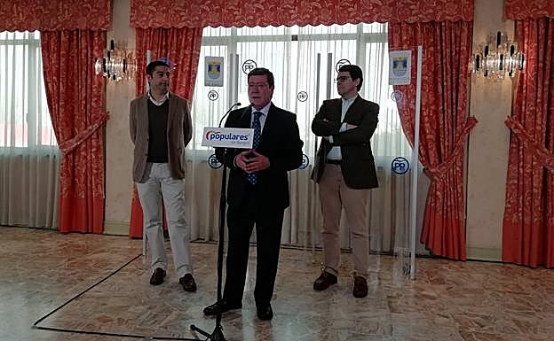 El candidato del PP a la Alcaldía de Miranda, Jorge Castro, y el presidente del PP de Castilla y León, Alfonso Fernández Mañueco (derecha) escuchan al presidente del PP de Burgos, César Rico. 