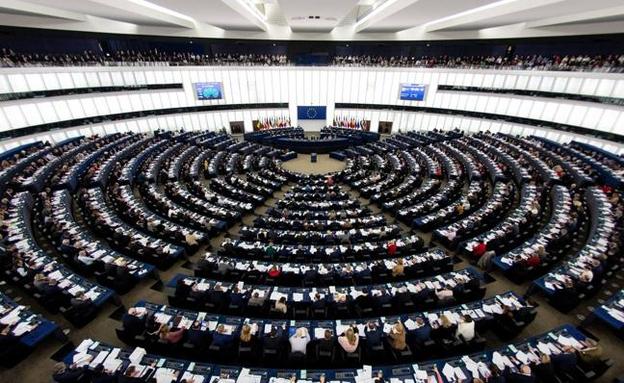 Los miembros del Parlamento Europeo participan en una sesión.