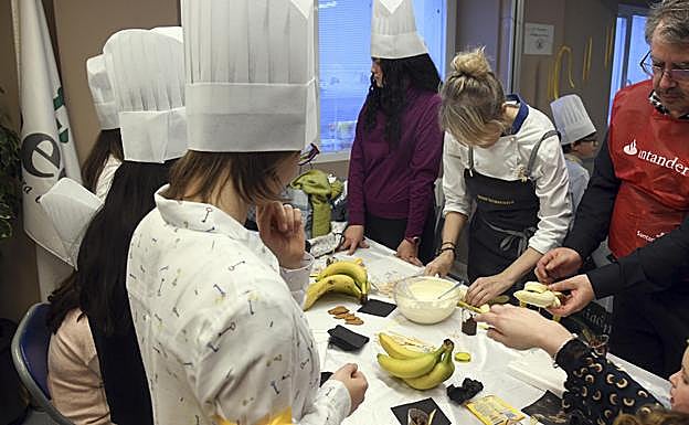 Los niños participaron de un taller de cocina. 
