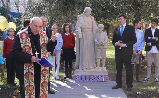 Un momento de la celebración religiosa para inaugurar la nueva estatua en el jardín del colegio