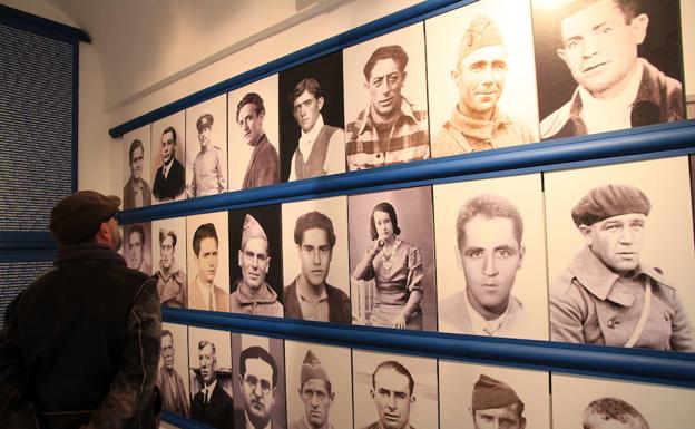 Un hombre observa en la celda de la cautividad del Memorial Democrático las fotografias de segovianos que estuvieron encarcelados. 