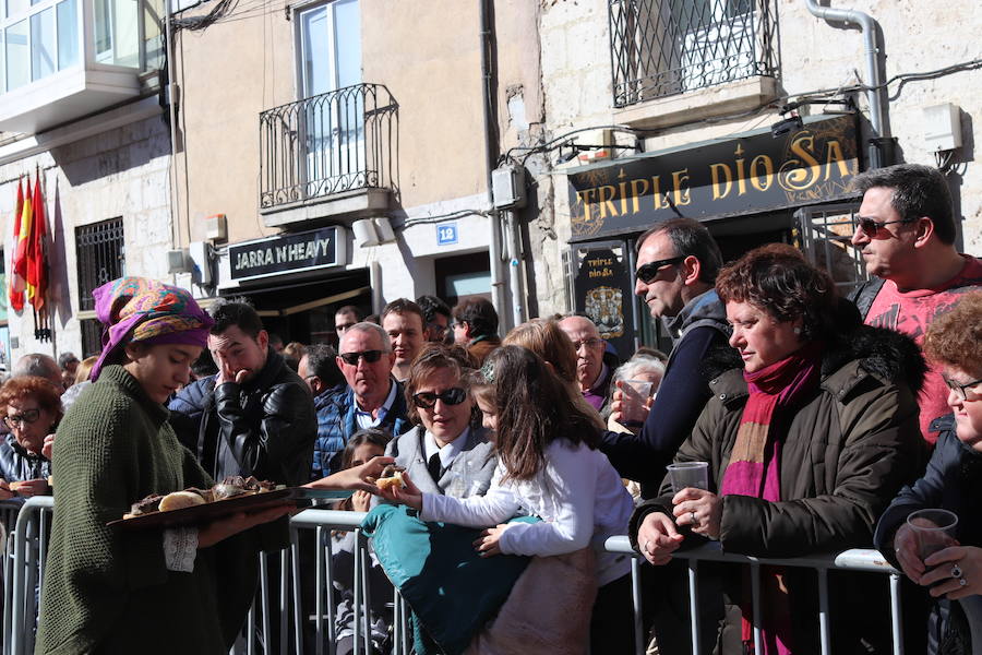 La plaza de La Flora se ha llenado de burgaleses, que han disfrutado con las danzas populares y se han acercado a la tradición de la matanza. También han degustado morcilla y vino de Ribera de Duero