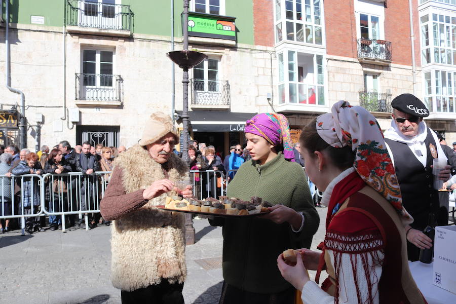 La plaza de La Flora se ha llenado de burgaleses, que han disfrutado con las danzas populares y se han acercado a la tradición de la matanza. También han degustado morcilla y vino de Ribera de Duero