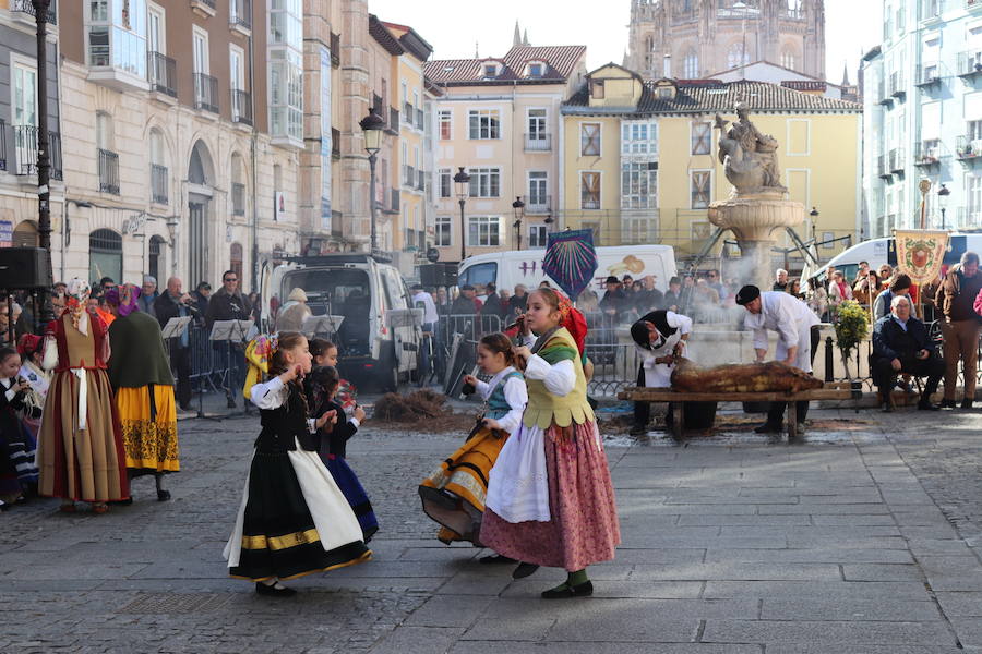 La plaza de La Flora se ha llenado de burgaleses, que han disfrutado con las danzas populares y se han acercado a la tradición de la matanza. También han degustado morcilla y vino de Ribera de Duero