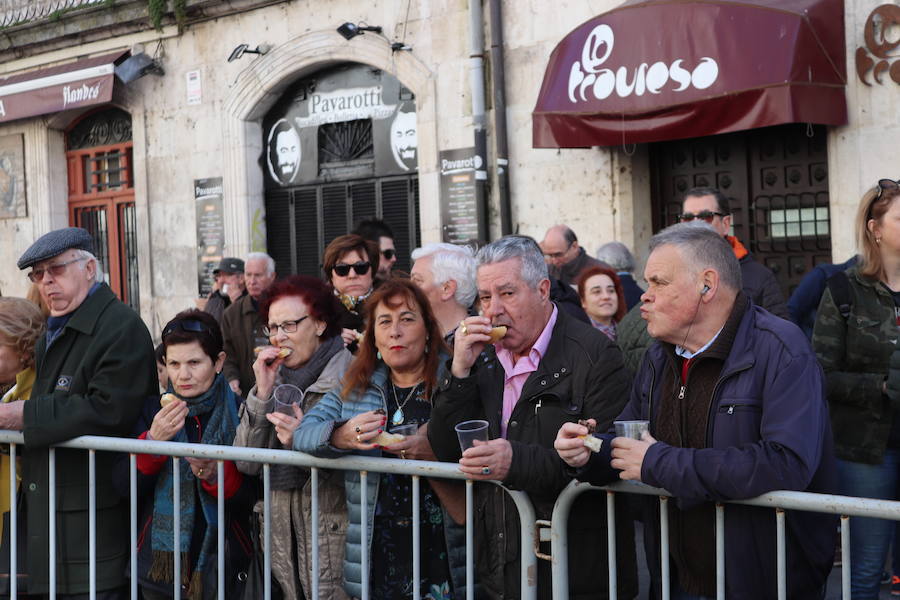 La plaza de La Flora se ha llenado de burgaleses, que han disfrutado con las danzas populares y se han acercado a la tradición de la matanza. También han degustado morcilla y vino de Ribera de Duero