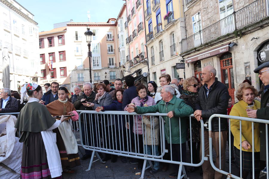 La plaza de La Flora se ha llenado de burgaleses, que han disfrutado con las danzas populares y se han acercado a la tradición de la matanza. También han degustado morcilla y vino de Ribera de Duero