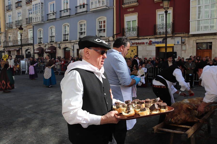 La plaza de La Flora se ha llenado de burgaleses, que han disfrutado con las danzas populares y se han acercado a la tradición de la matanza. También han degustado morcilla y vino de Ribera de Duero