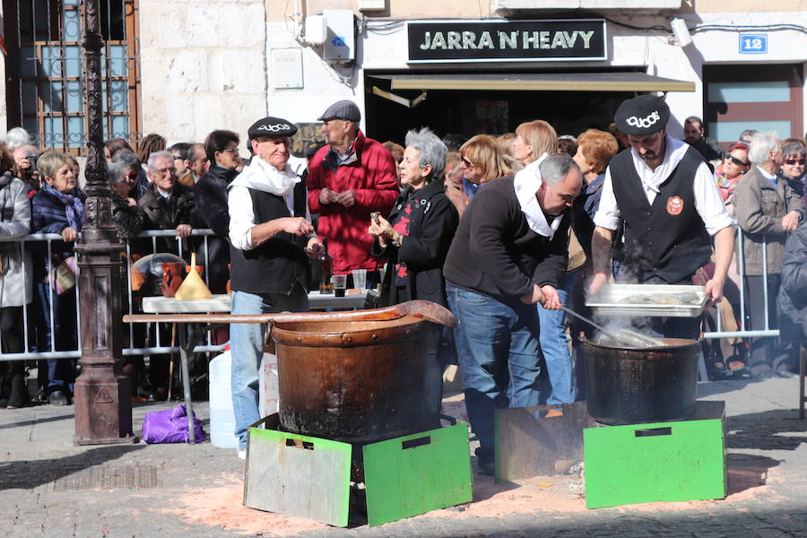 La plaza de La Flora se ha llenado de burgaleses, que han disfrutado con las danzas populares y se han acercado a la tradición de la matanza. También han degustado morcilla y vino de Ribera de Duero