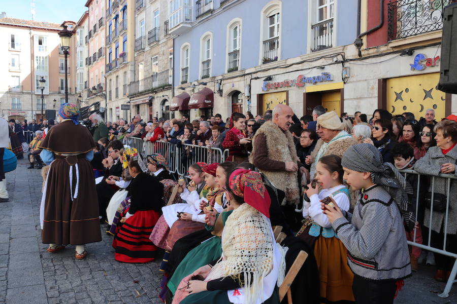 La plaza de La Flora se ha llenado de burgaleses, que han disfrutado con las danzas populares y se han acercado a la tradición de la matanza. También han degustado morcilla y vino de Ribera de Duero