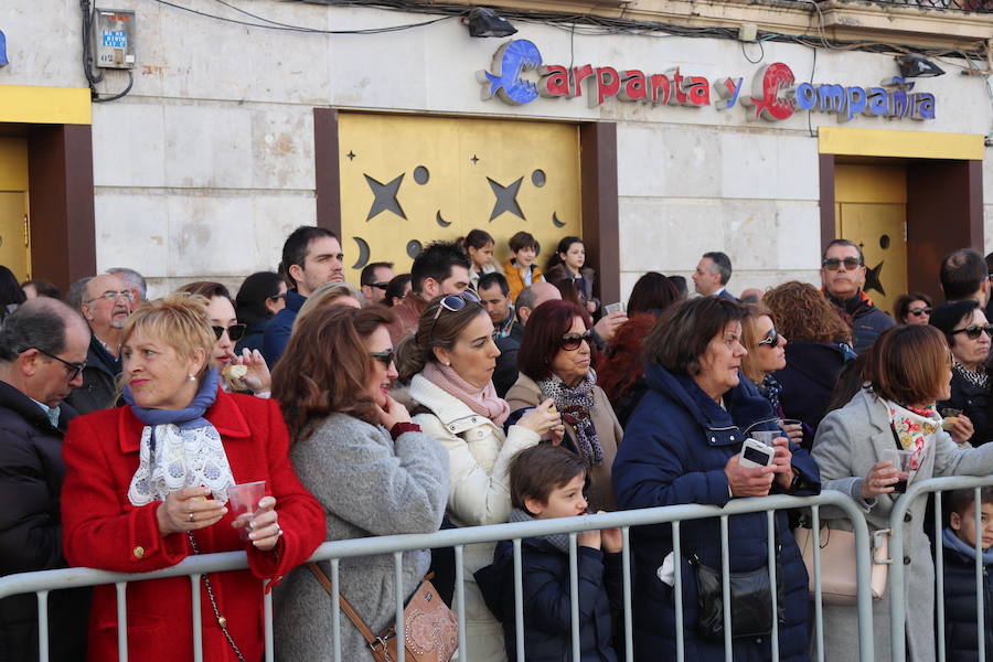 La plaza de La Flora se ha llenado de burgaleses, que han disfrutado con las danzas populares y se han acercado a la tradición de la matanza. También han degustado morcilla y vino de Ribera de Duero