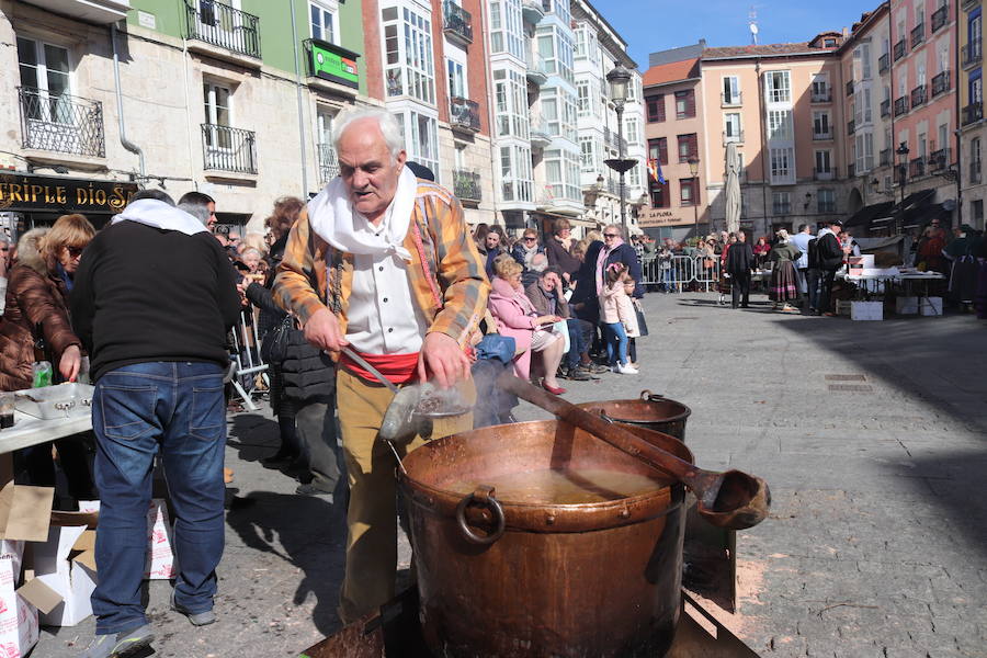 La plaza de La Flora se ha llenado de burgaleses, que han disfrutado con las danzas populares y se han acercado a la tradición de la matanza. También han degustado morcilla y vino de Ribera de Duero