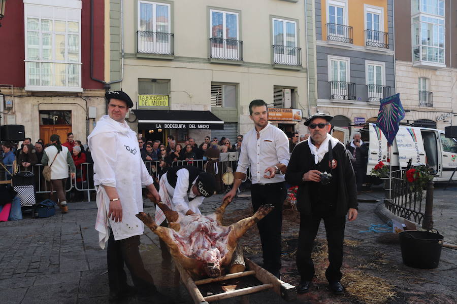 La plaza de La Flora se ha llenado de burgaleses, que han disfrutado con las danzas populares y se han acercado a la tradición de la matanza. También han degustado morcilla y vino de Ribera de Duero