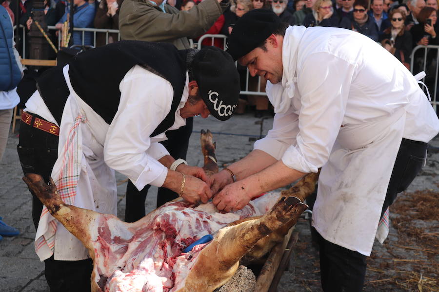 La plaza de La Flora se ha llenado de burgaleses, que han disfrutado con las danzas populares y se han acercado a la tradición de la matanza. También han degustado morcilla y vino de Ribera de Duero