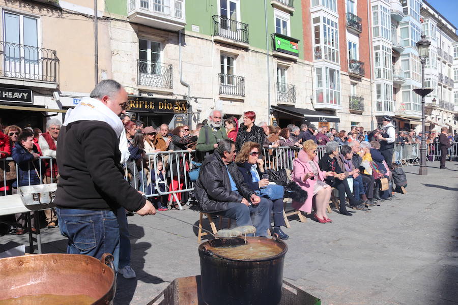 La plaza de La Flora se ha llenado de burgaleses, que han disfrutado con las danzas populares y se han acercado a la tradición de la matanza. También han degustado morcilla y vino de Ribera de Duero