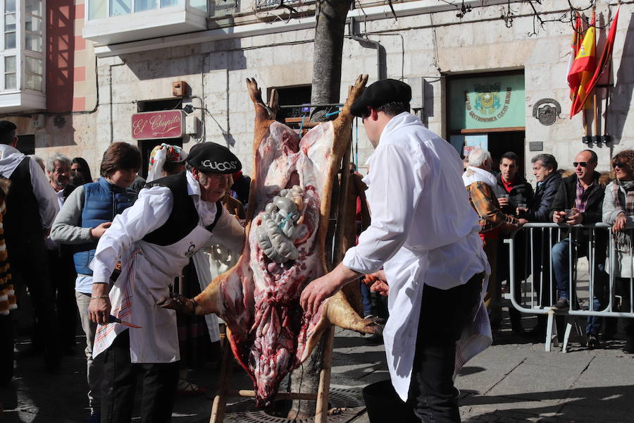 La plaza de La Flora se ha llenado de burgaleses, que han disfrutado con las danzas populares y se han acercado a la tradición de la matanza. También han degustado morcilla y vino de Ribera de Duero