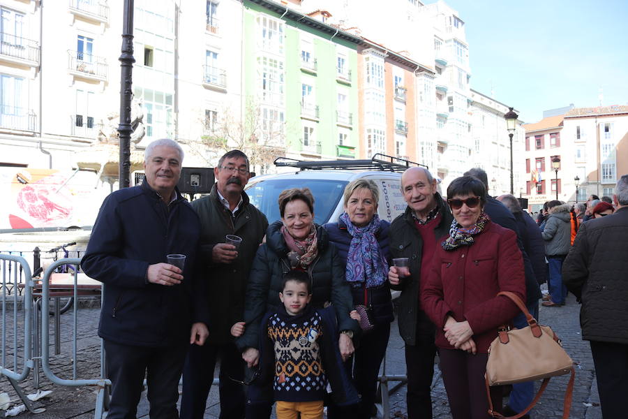 La plaza de La Flora se ha llenado de burgaleses, que han disfrutado con las danzas populares y se han acercado a la tradición de la matanza. También han degustado morcilla y vino de Ribera de Duero