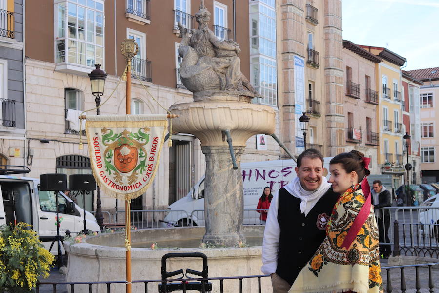 La plaza de La Flora se ha llenado de burgaleses, que han disfrutado con las danzas populares y se han acercado a la tradición de la matanza. También han degustado morcilla y vino de Ribera de Duero