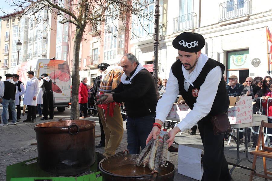 La plaza de La Flora se ha llenado de burgaleses, que han disfrutado con las danzas populares y se han acercado a la tradición de la matanza. También han degustado morcilla y vino de Ribera de Duero