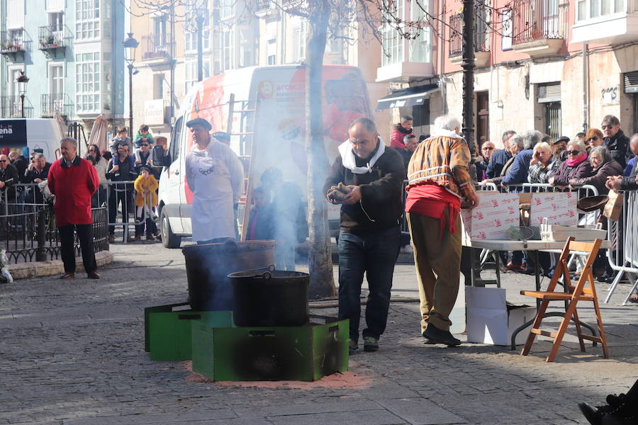 La plaza de La Flora se ha llenado de burgaleses, que han disfrutado con las danzas populares y se han acercado a la tradición de la matanza. También han degustado morcilla y vino de Ribera de Duero