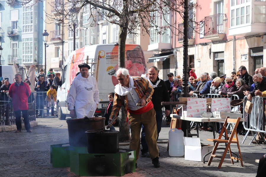 La plaza de La Flora se ha llenado de burgaleses, que han disfrutado con las danzas populares y se han acercado a la tradición de la matanza. También han degustado morcilla y vino de Ribera de Duero