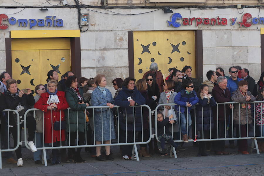 La plaza de La Flora se ha llenado de burgaleses, que han disfrutado con las danzas populares y se han acercado a la tradición de la matanza. También han degustado morcilla y vino de Ribera de Duero