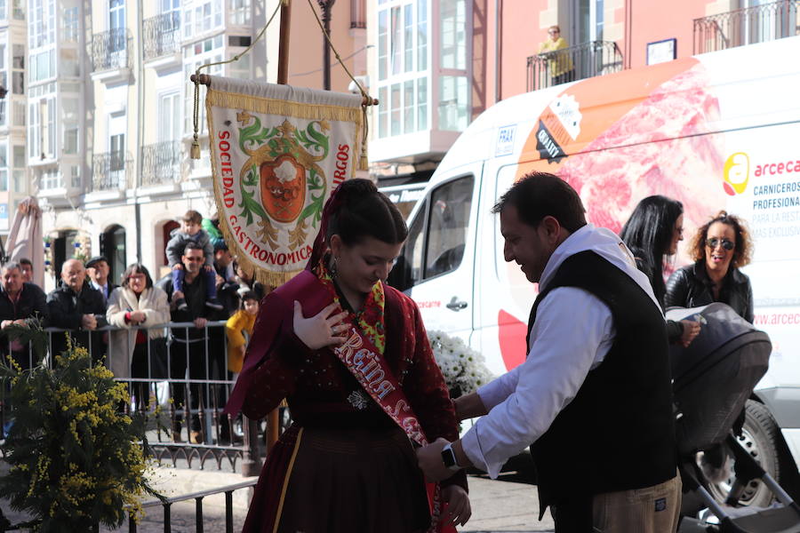 La plaza de La Flora se ha llenado de burgaleses, que han disfrutado con las danzas populares y se han acercado a la tradición de la matanza. También han degustado morcilla y vino de Ribera de Duero