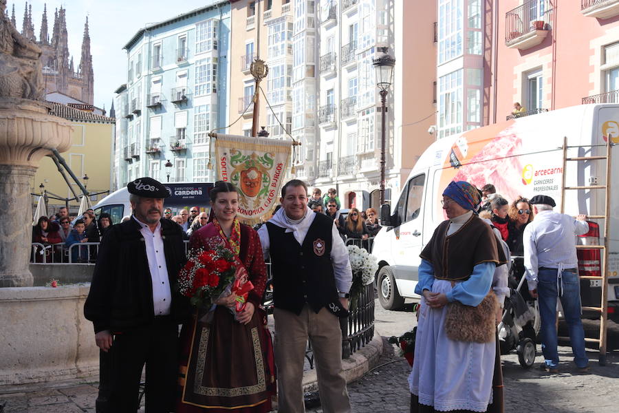 La plaza de La Flora se ha llenado de burgaleses, que han disfrutado con las danzas populares y se han acercado a la tradición de la matanza. También han degustado morcilla y vino de Ribera de Duero