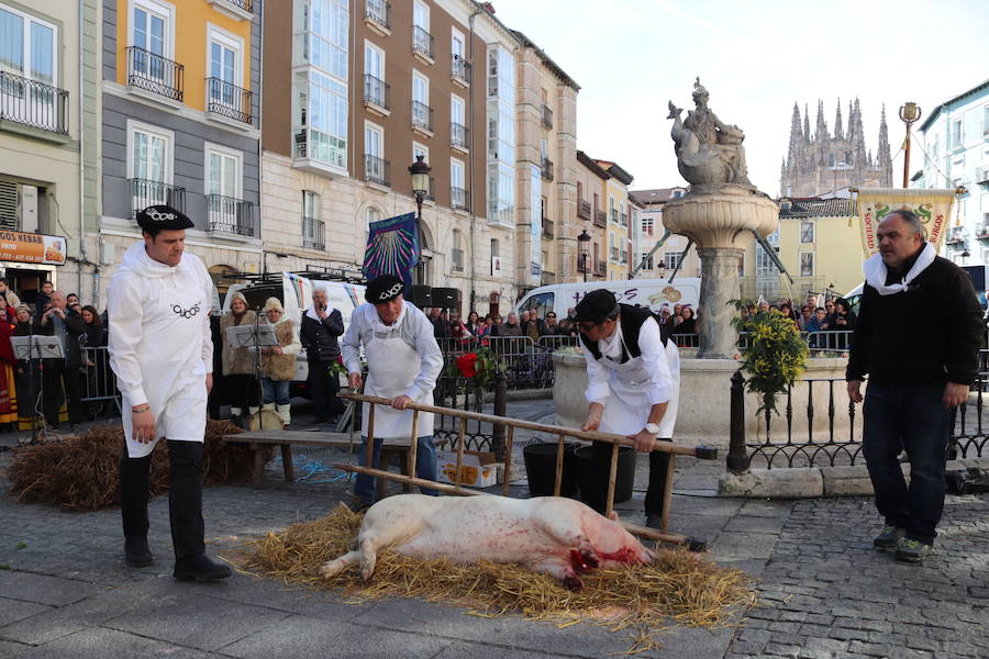 La plaza de La Flora se ha llenado de burgaleses, que han disfrutado con las danzas populares y se han acercado a la tradición de la matanza. También han degustado morcilla y vino de Ribera de Duero