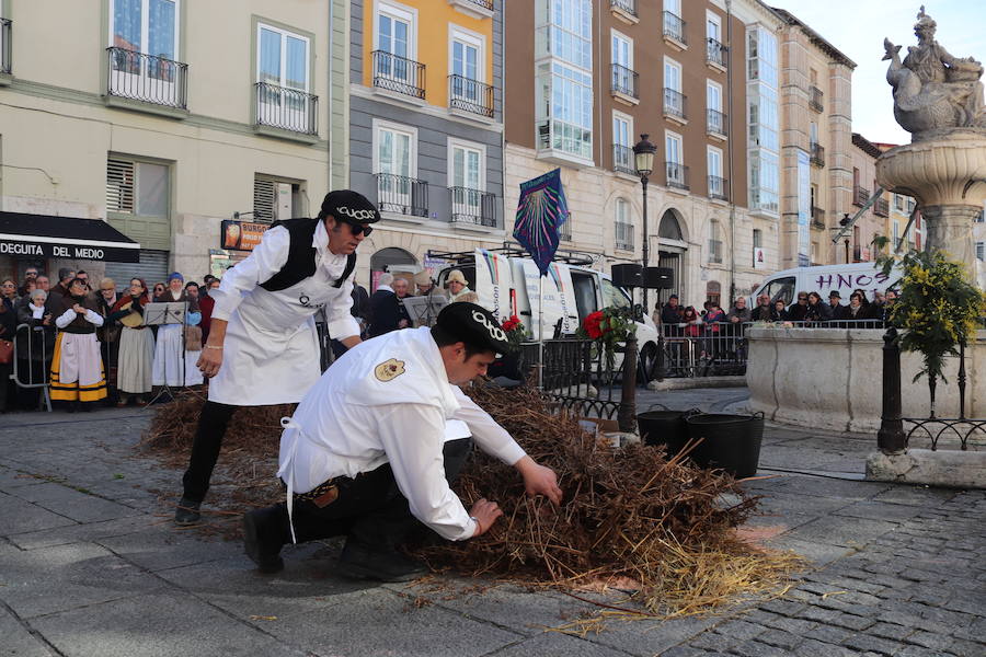 La plaza de La Flora se ha llenado de burgaleses, que han disfrutado con las danzas populares y se han acercado a la tradición de la matanza. También han degustado morcilla y vino de Ribera de Duero