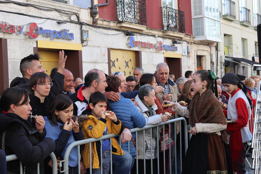 La plaza de La Flora se ha llenado de burgaleses, que han disfrutado con las danzas populares y se han acercado a la tradición de la matanza. También han degustado morcilla y vino de Ribera de Duero