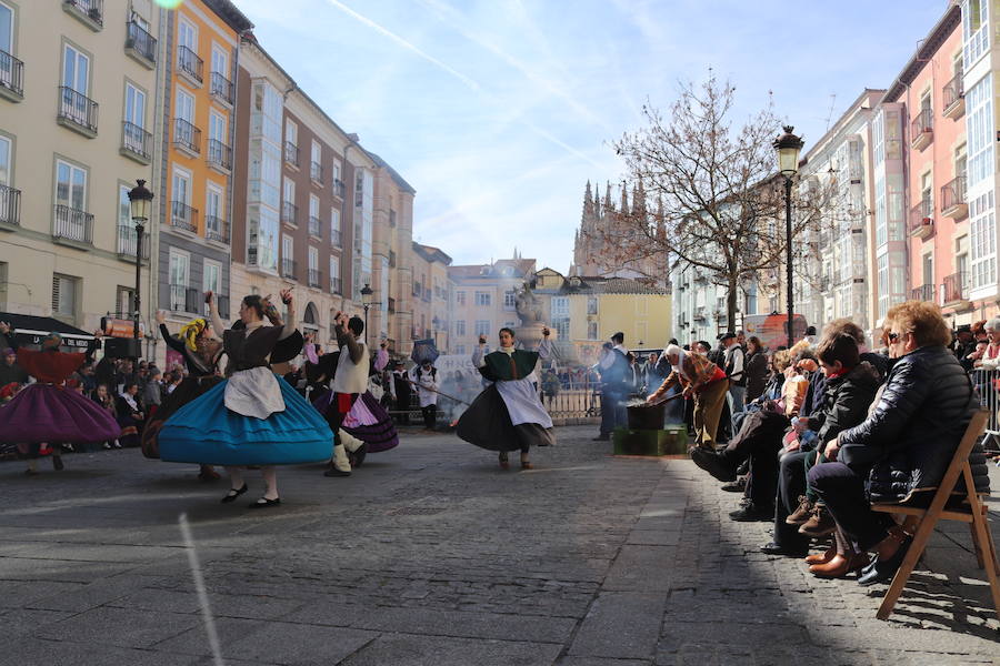 La plaza de La Flora se ha llenado de burgaleses, que han disfrutado con las danzas populares y se han acercado a la tradición de la matanza. También han degustado morcilla y vino de Ribera de Duero