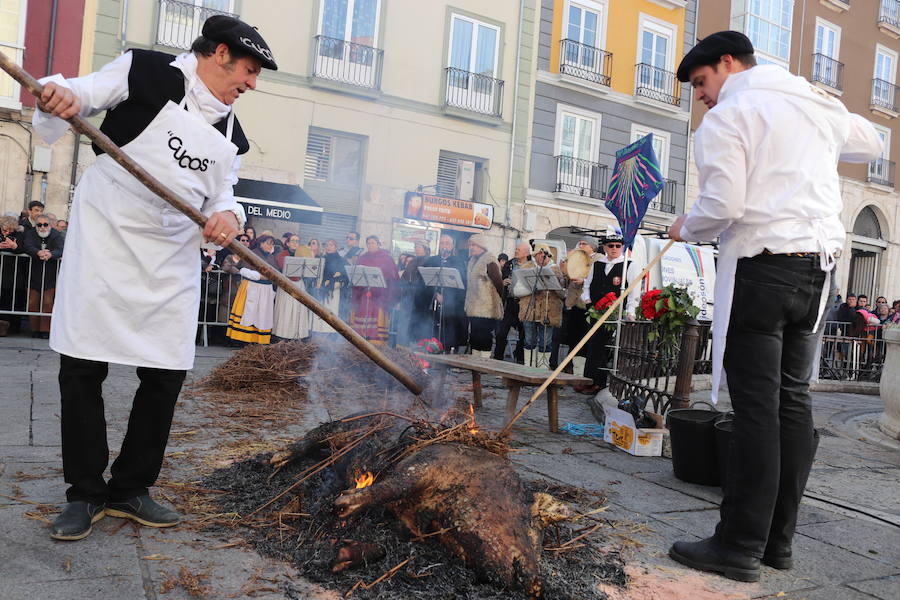 La plaza de La Flora se ha llenado de burgaleses, que han disfrutado con las danzas populares y se han acercado a la tradición de la matanza. También han degustado morcilla y vino de Ribera de Duero