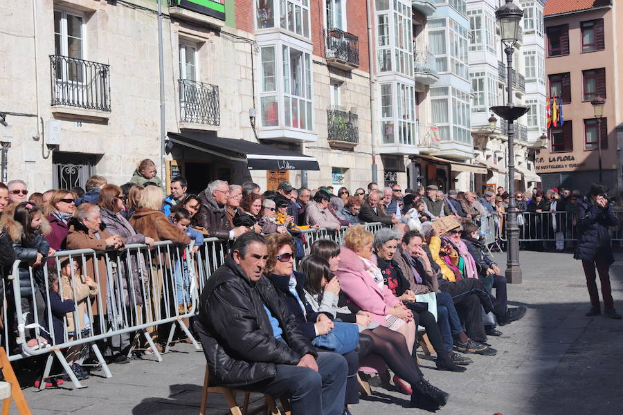 La plaza de La Flora se ha llenado de burgaleses, que han disfrutado con las danzas populares y se han acercado a la tradición de la matanza. También han degustado morcilla y vino de Ribera de Duero