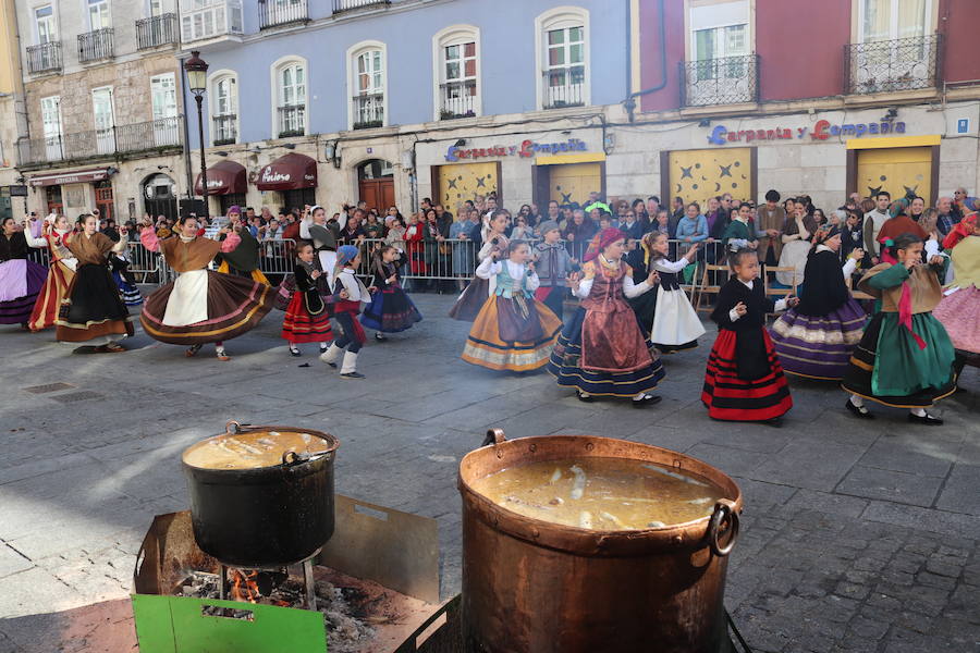 La plaza de La Flora se ha llenado de burgaleses, que han disfrutado con las danzas populares y se han acercado a la tradición de la matanza. También han degustado morcilla y vino de Ribera de Duero