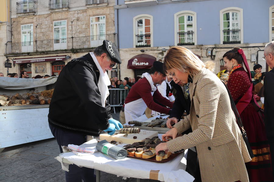 La plaza de La Flora se ha llenado de burgaleses, que han disfrutado con las danzas populares y se han acercado a la tradición de la matanza. También han degustado morcilla y vino de Ribera de Duero