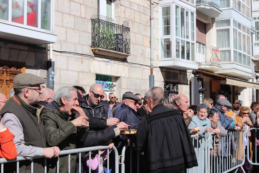 La plaza de La Flora se ha llenado de burgaleses, que han disfrutado con las danzas populares y se han acercado a la tradición de la matanza. También han degustado morcilla y vino de Ribera de Duero