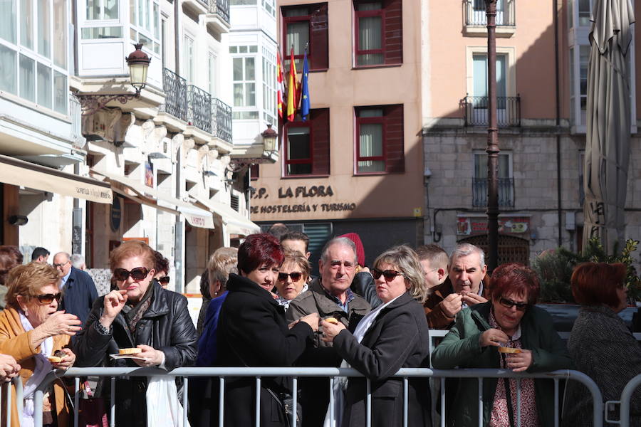 La plaza de La Flora se ha llenado de burgaleses, que han disfrutado con las danzas populares y se han acercado a la tradición de la matanza. También han degustado morcilla y vino de Ribera de Duero