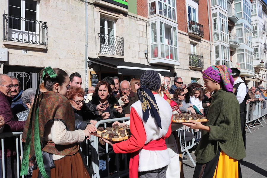 La plaza de La Flora se ha llenado de burgaleses, que han disfrutado con las danzas populares y se han acercado a la tradición de la matanza. También han degustado morcilla y vino de Ribera de Duero