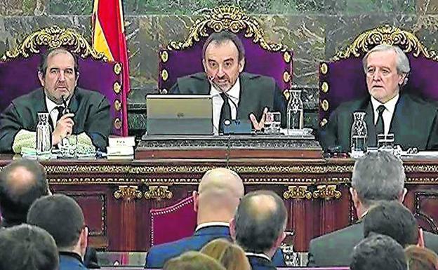 El presidente de la Sala, Manuel Marchena, se dirige a los acusados en una de las primeras sesiones de la vista. 