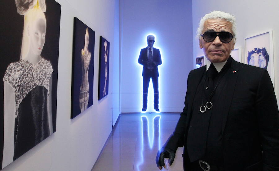 El diseñador alemán Karl Lagerfeld, conocido por haber dirigido las creaciones de la firma francesa Chanel desde 1983, ha fallecido este martes a los 85 años de edad.