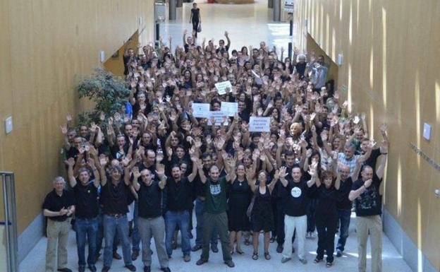 Concentración de empleados de la Junta en una jornada de viernes negro convocada por Pladepu en 2012.