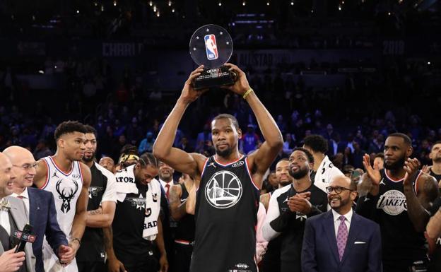 Durant, con el premio al Jugador Más Valioso (MVP) del partido. 