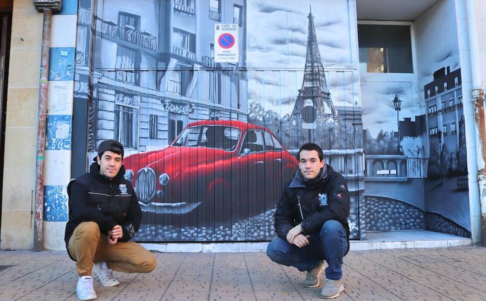 Gabriel y Sergio posando junto a uno de sus últmos trabajos