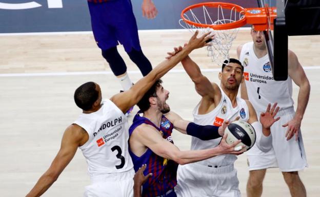 Ante Toic, entre Anthony Randolph y Gustavo Ayón. 