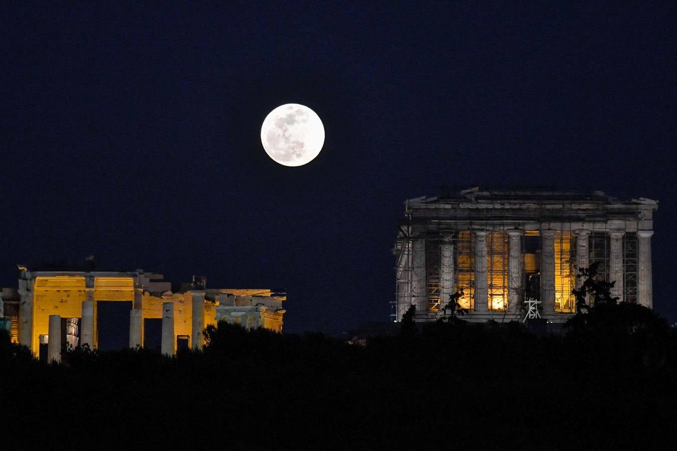 Un fenómeno que ocurre cuando la luna llena se encuentra en su perigeo, el punto más cercano a la Tierra, y en esta ocasión es llamada 'de nieve' porque se produce en un periodo de grandes nevadas en el hemisferio norte