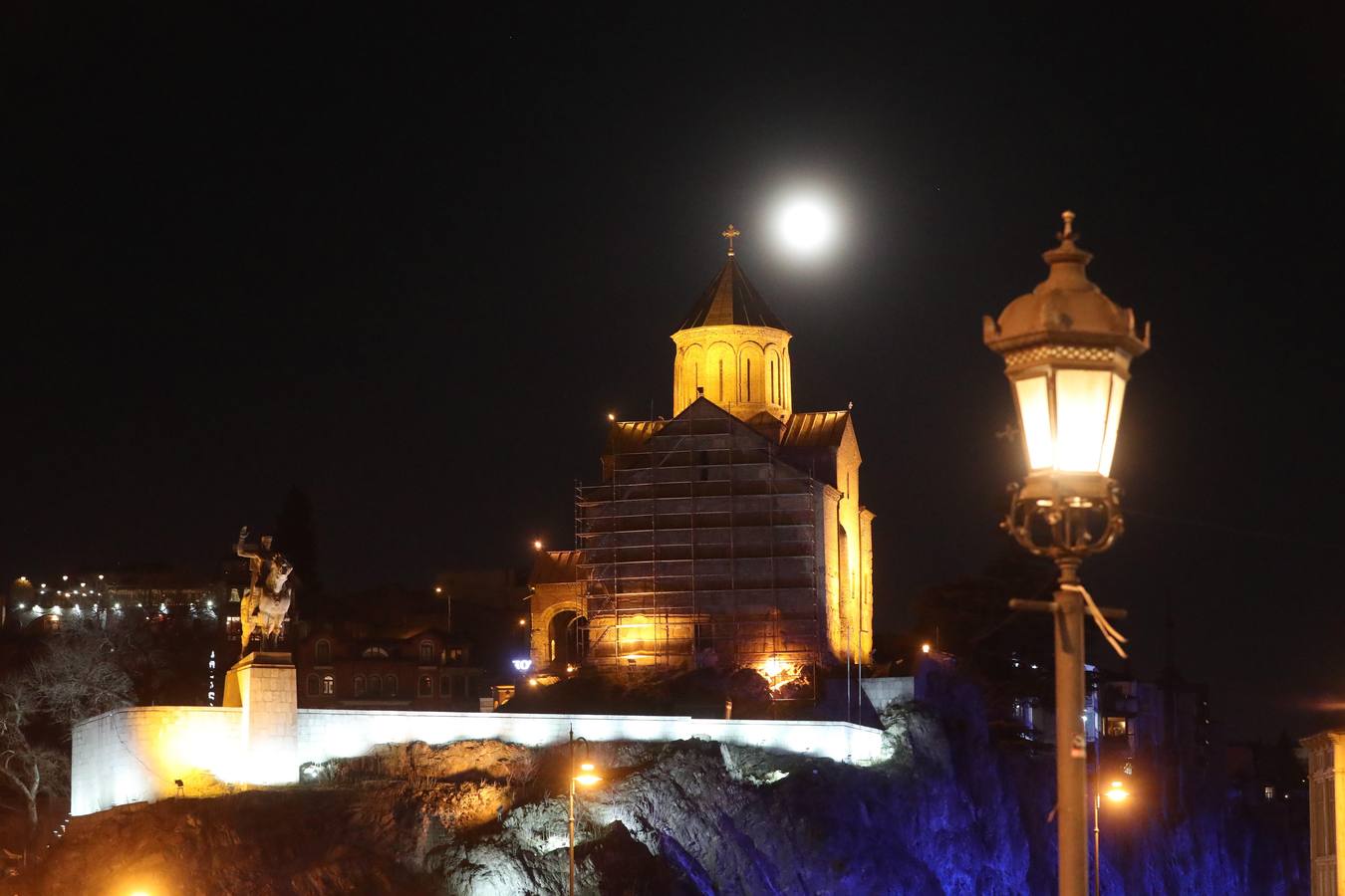 Un fenómeno que ocurre cuando la luna llena se encuentra en su perigeo, el punto más cercano a la Tierra, y en esta ocasión es llamada 'de nieve' porque se produce en un periodo de grandes nevadas en el hemisferio norte